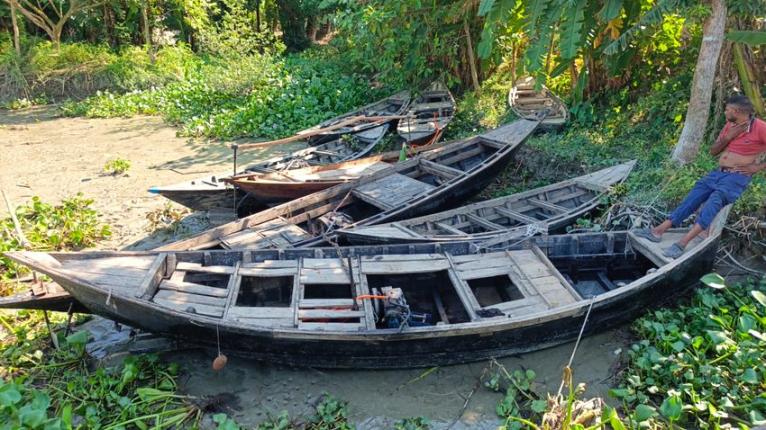 দুমকিতে জব্দ ১০ নৌযান নিলামে বিক্রি ৬২ হাজার টাকায়