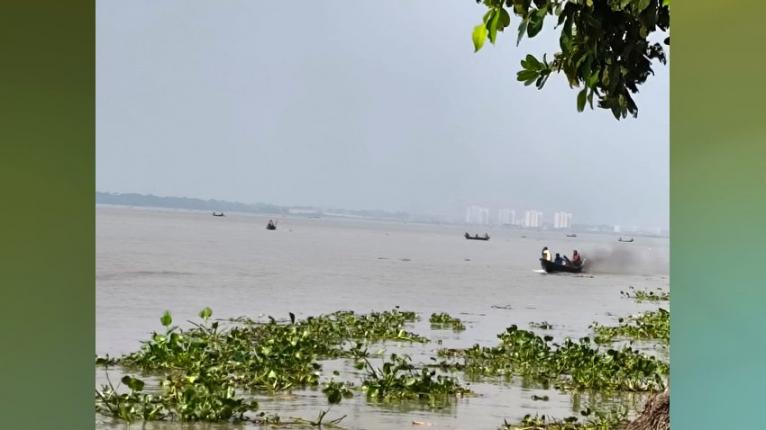 দুমকিতে নিষেধাজ্ঞা অমান্য করে চলছে মা ইলিশ শিকার, নদীতে ৩০-৩৫ নৌকা