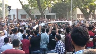 গাড়ি থামিয়ে সাধারণ মানুষের সঙ্গে কথা বললেন প্রধানমন্ত্রী, মোংলা ত্যাগ