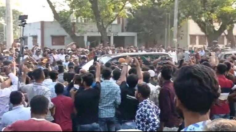 গাড়ি থামিয়ে সাধারণ মানুষের সঙ্গে কথা বললেন প্রধানমন্ত্রী, মোংলা ত্যাগ