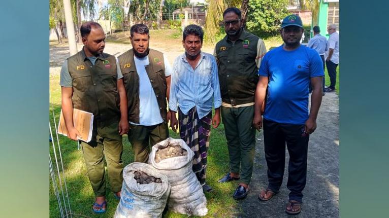 কয়রায় ৬০ কেজি ঝিনুকসহ পাচারকারী আটক, বন আইনে মামলা