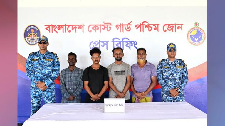 সুন্দরবনে ডাকাতদের হাতে জিম্মি ৪ জেলেকে উদ্ধার করল কোস্ট গার্ড