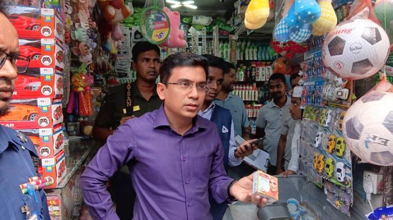 গৌরনদীতে অনুমোদনহীন কসমেটিকস জব্দ, দুই দোকানকে জরিমানা