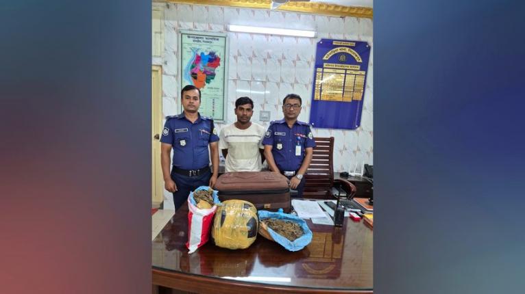 মঠবাড়িয়ায় ৪ কেজি গাঁজাসহ যুবক গ্রেপ্তার, সহযোগী পলাতক