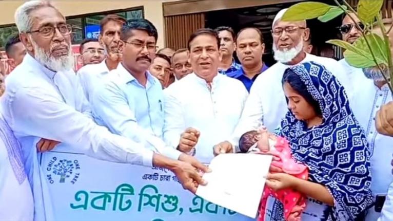 কালকিনিতে নবজাতকের হাতে জন্মনিবন্ধন সনদ, উপহার ফলজ গাছের চারা