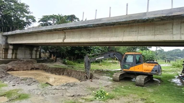 খালের অস্তিত্ব না থাকায় ভেকু দিয়ে এভাবে খালের নকশা তৈরির মতো কাজ করতে দেখা যায়।