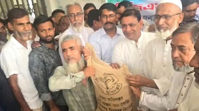 কালকিনিতে জেলে পরিবারের মাঝে ভিজিএফের চাল বিতরণ