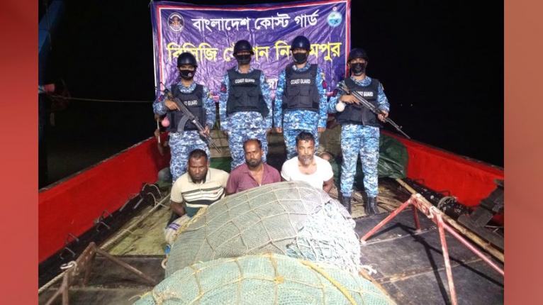 মহিপুরে নিষিদ্ধ সরঞ্জামসহ তিন ট্রলিং বোট আটক, জেলে ৩ জন