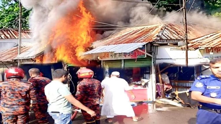 আমতলীতে আগুনে পুড়ল চার ব্যবসাপ্রতিষ্ঠান, ক্ষতি ১০ লাখ টাকার বেশি