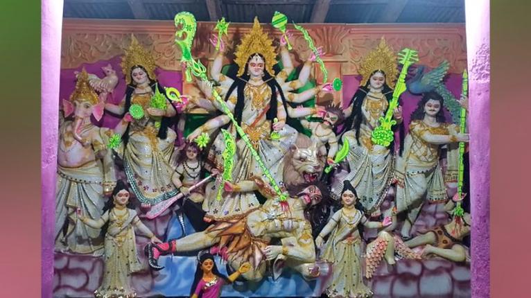 তিল, কিশমিশ, মুক্তা-পুঁতি ও পাটে সাজানো সাতক্ষীরার দুর্গাপ্রতিমা