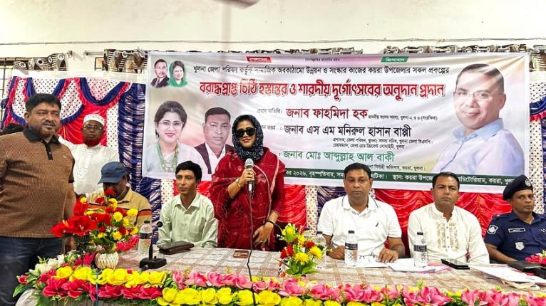 কয়রায় দুর্গোৎসবের অনুদানের চেক বিতরণ করলেন এমপি ফাহমিদা ও জেলা পরিষদ প্রশাসক