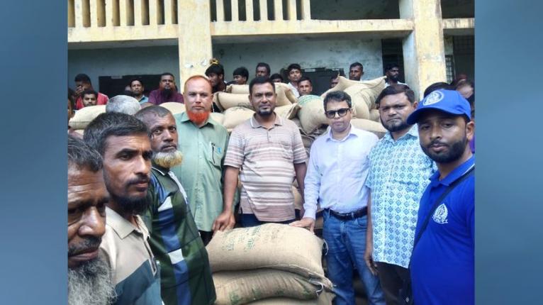 গলাচিপায় ১ হাজার ৪০২ জেলে পরিবার পেল ২৫ কেজি করে চাল