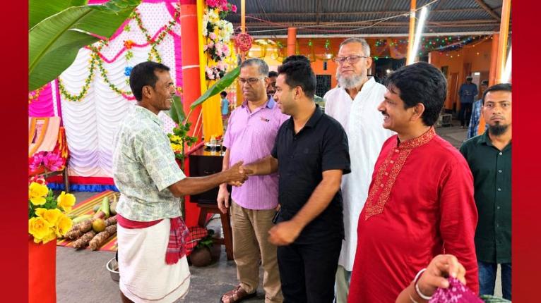 পিরোজপুরে দুর্গাপূজার মণ্ডপ পরিদর্শনে ব্যারিস্টার সরোয়ার ও শেখ রাহাত