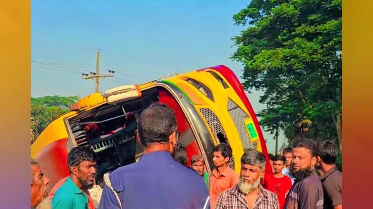 কলাপাড়া-কুয়াকাটা মহাসড়কে বাস উল্টে আহত ৩০