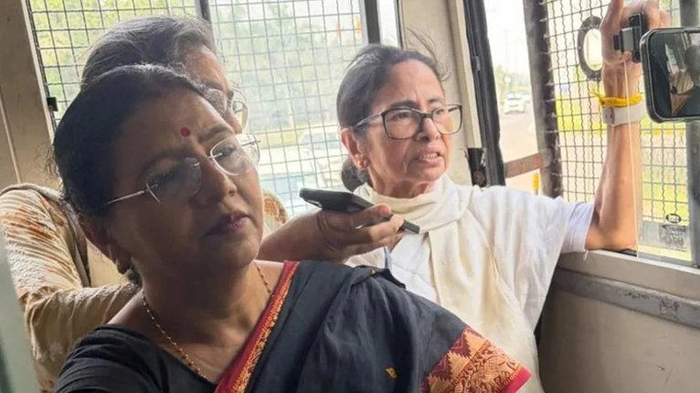 দিল্লিতে আটক মমতা বন্দ্যোপাধ্যায়