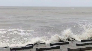 কুয়াকাটার উপকূল উত্তাল, ঘূর্ণিঝড়ের শঙ্কা; পায়রাসহ চার বন্দরে সতর্কসংকেত