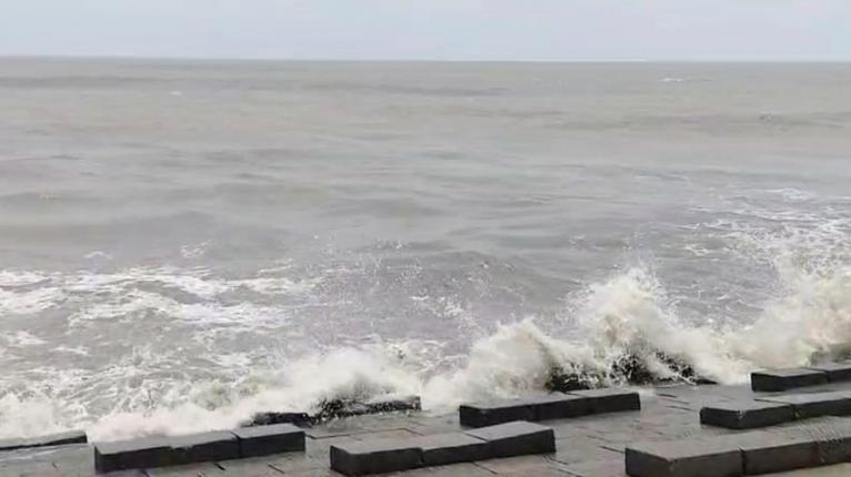 কুয়াকাটার উপকূল উত্তাল, ঘূর্ণিঝড়ের শঙ্কা; পায়রাসহ চার বন্দরে সতর্কসংকেত