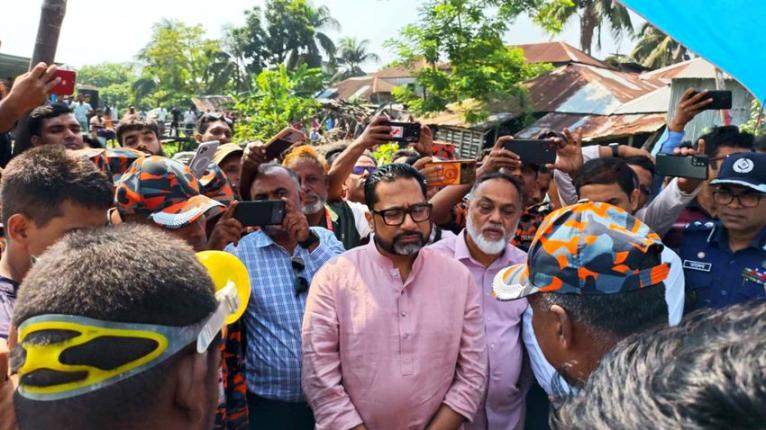 নাজিরপুরে ট্রলারডুবির ঘটনাস্থল পরিদর্শনে প্রতিমন্ত্রী, উদ্ধার অভিযানের খোঁজ নিলেন