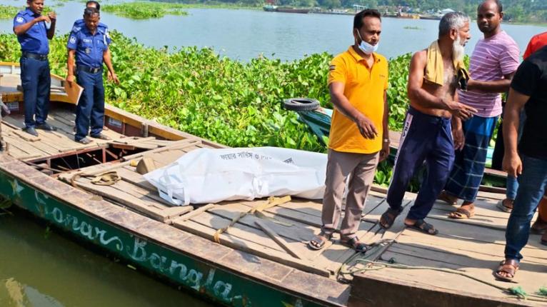 নাজিরপুরে ট্রলারডুবি: সন্তানের পর এবার মায়ের মরদেহ উদ্ধার