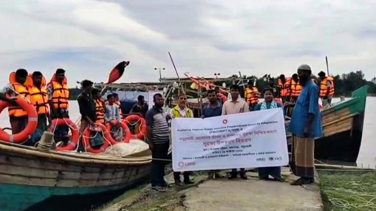 কলাপাড়া ও রাঙ্গাবালীর ১২০ ট্রলারে জেলেদের জন্য জীবন সুরক্ষা উপকরণ বিতরণ