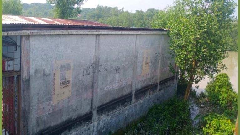 কলাপাড়ায় বাজারের রাস্তা ও নদীতীর দখল করে শপিং মল, দুর্ভোগে ব্যবসায়ীরা
