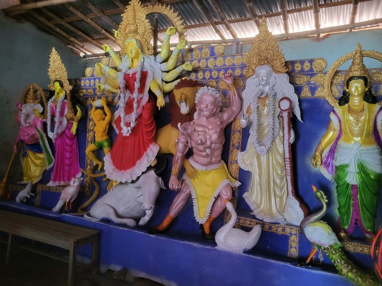 শার্শা ও বেনাপোলে ৩২ মণ্ডপে দুর্গাপূজার প্রস্তুতি, ব্যস্ত প্রতিমাশিল্পীরা
