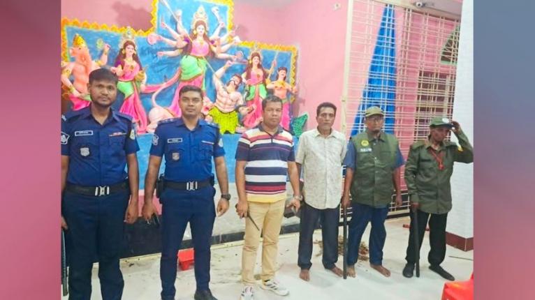 মেহেন্দিগঞ্জে দুর্গাপূজার নিরাপত্তায় মন্দির পরিদর্শনে ওসি মমিন