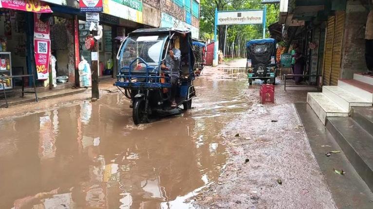 পিএসটিইউর সামনে জলাবদ্ধতা, অপরিকল্পিত নগরায়ণে বাড়ছে দুর্ভোগ