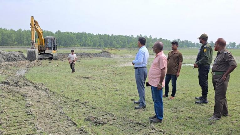 রাঙ্গাবালীতে চর কাটায় দুই ব্যক্তিকে এক লাখ টাকা জরিমানা