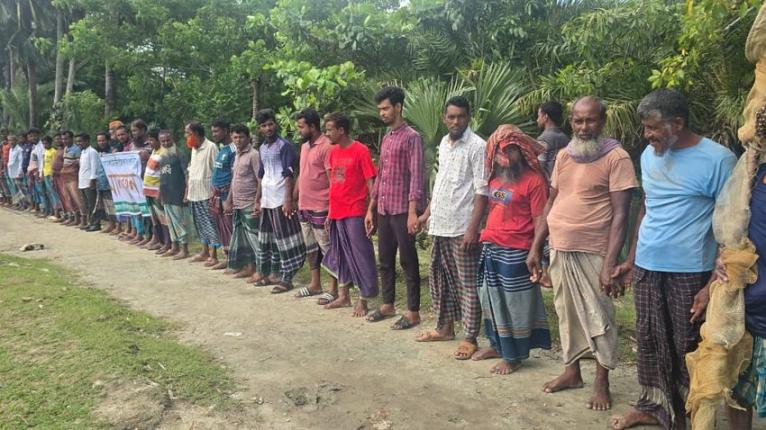 রাঙ্গাবালীতে খাল বাঁধের চেষ্টার প্রতিবাদে জেলে-কৃষকদের মানববন্ধন