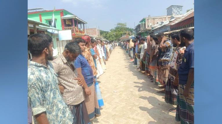 মনির বাজারে ইউপি ভবন রাখার দাবিতে মনপুরার তিন চরের বাসিন্দাদের মানববন্ধন