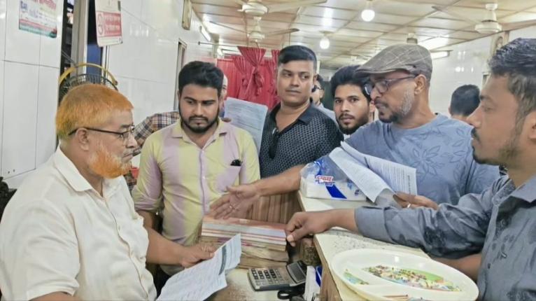 পিরোজপুরে জ্বালানি সংকট নিয়ে স্বেচ্ছাসেবক দলের লিফলেট বিতরণ