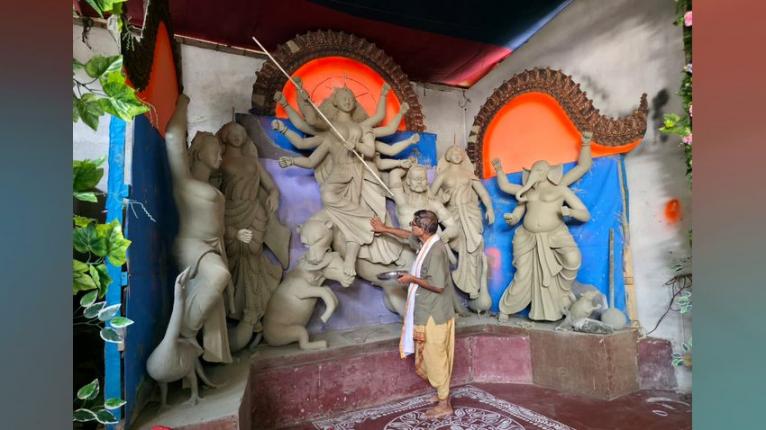 দুমকির ১১ মণ্ডপে দুর্গোৎসবের প্রস্তুতি, প্রতিমার কাজ শেষ ৭৫ শতাংশ