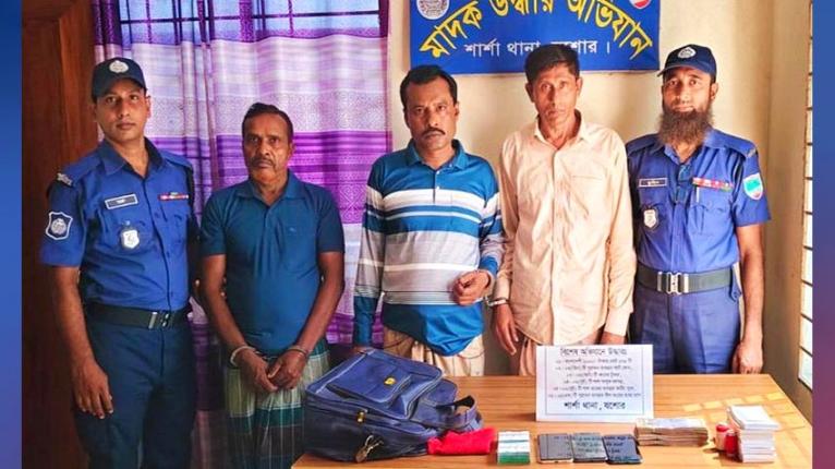 শার্শায় প্রতারণার অভিযোগে তিনজন গ্রেপ্তার, টাকা ও সরঞ্জাম জব্দ