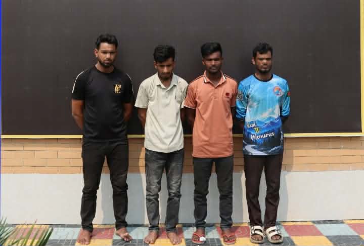 মোংলায় ৭৫ কেজি গাঁজাসহ চারজন গ্রেপ্তার, বাস জব্দ