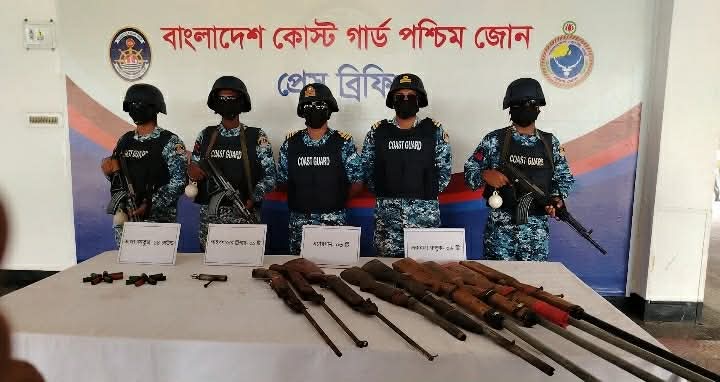 সুন্দরবনে অভিযানে বিপুল পরিমাণ অস্ত্র ও গোলাবারুদ উদ্ধার
