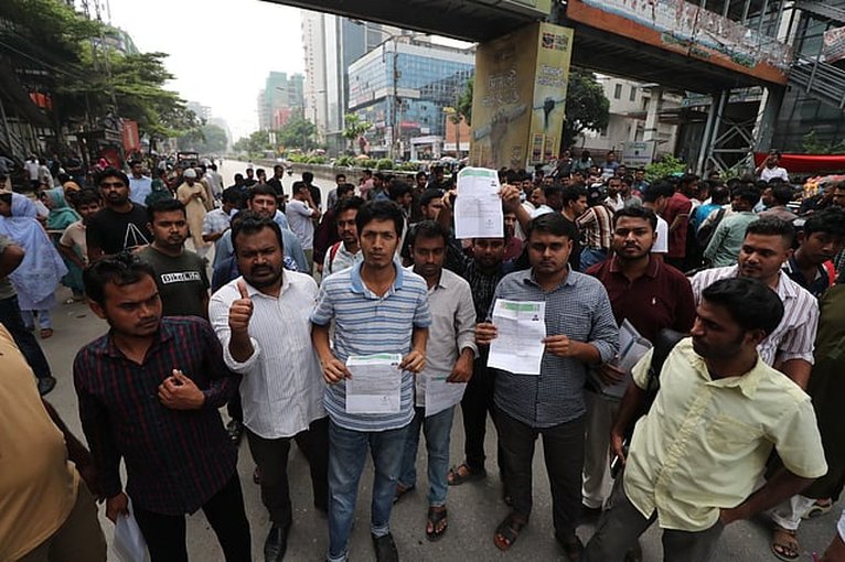 প্রশ্নফাঁসের অভিযোগে যুব উন্নয়নের নিয়োগ পরীক্ষা স্থগিত, ঢাকায় সড়ক অবরোধ