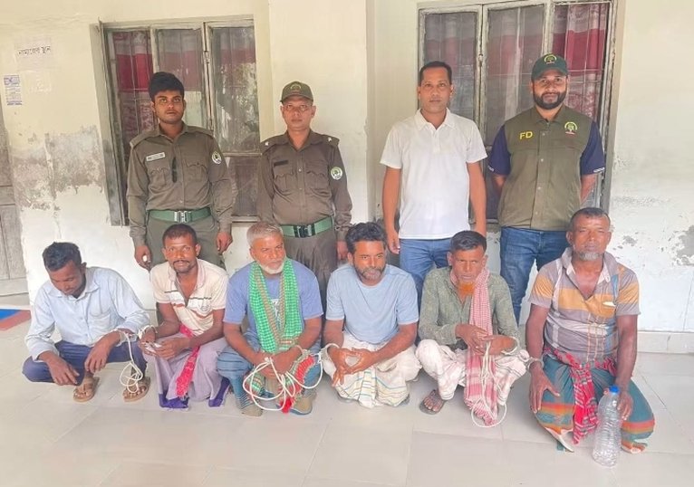 সুন্দরবনে হরিণ শিকারের ফাঁদ ও নিষিদ্ধ জালসহ ৬ শিকারি গ্রেপ্তার, নৌকা জব্দ